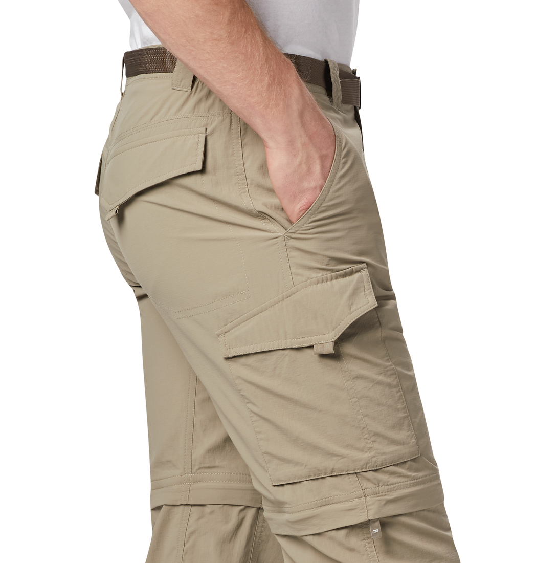 אדם לובש מכנסיים קלים בצבע חאקי מדגם ColumbiaIL Silver Ridge II Convertible, הכוללים כיסים רבים, בהם כיס עם דש בירך, עם חגורה כהה. יד אחת מונחת בכיס הקדמי; נראים רק האזור שבין המותניים לברכיים.