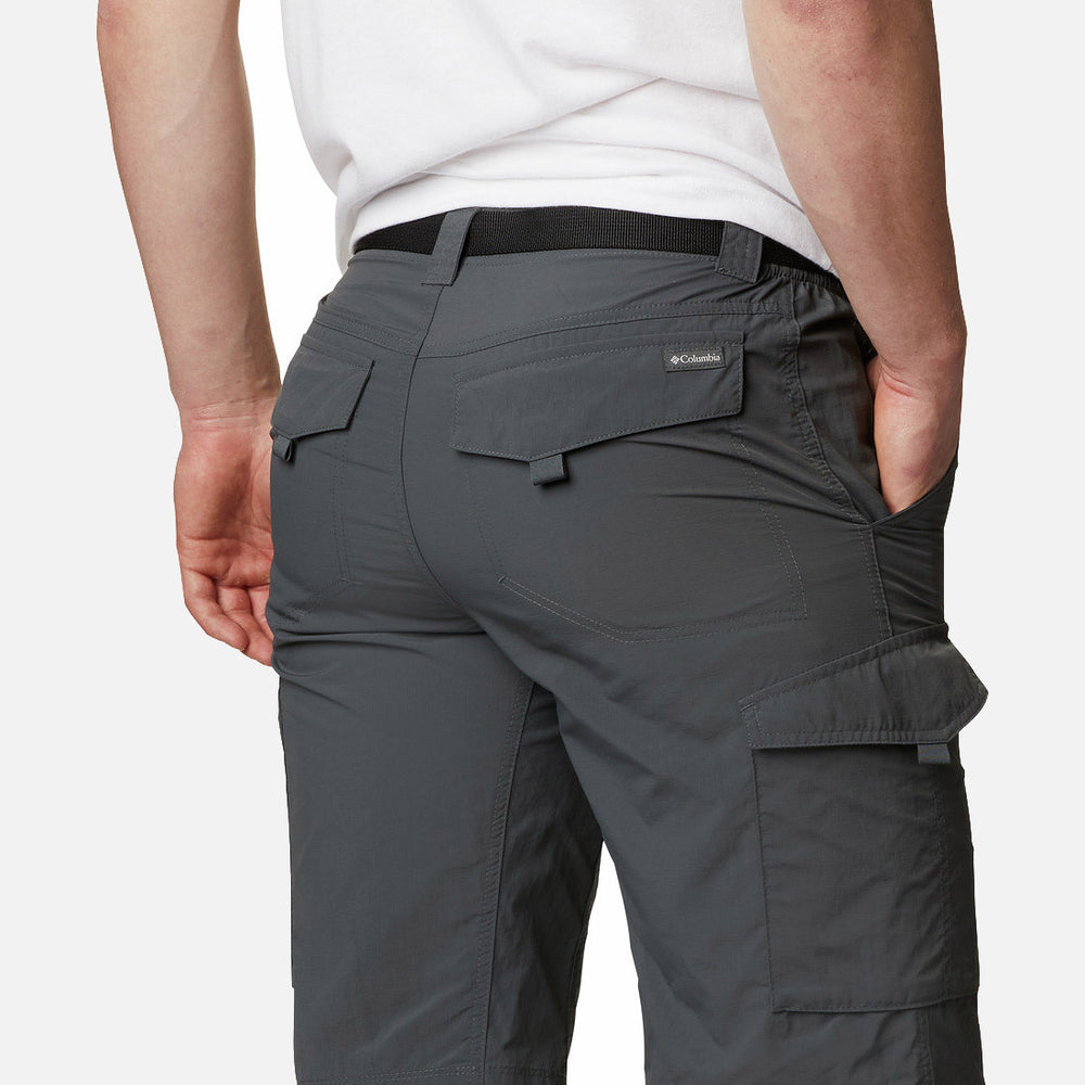 נראה אדם מאחור, לבוש בחולצה לבנה ובמכנסי קרגו "Silver Ridge" של ColumbiaIL, הכוללים כיסים רבים וחגורה שחורה, כאשר יד אחת שלו מונחת בכיס.