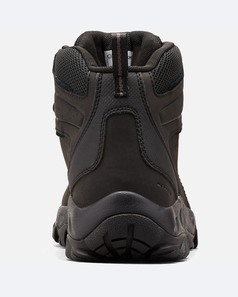 מבט מאחור על מגפי הטיולים האטומים למים ColumbiaIL Newton Ridge Plus II, הכוללים סוליה עמידה, צווארון מרופד מרשת ותפרים בולטים. נוצרו מתוך מחשבה על עמידות והרפתקאות בטבע.