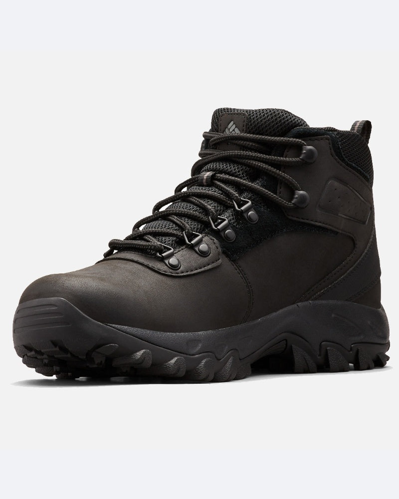 מגפי ה-Newton Ridge Plus II Waterproof של ColumbiaIL מתהדרים בעיצוב שחור עם סוליה מחוספסת, לולאות מתכת, שרוכים עמידים ותמיכה בקרסול, כפי שנראים במבט צדדי על רקע בהיר וחלק.