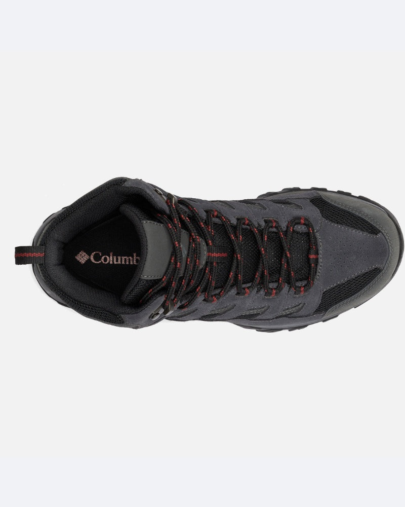 מבט מלמעלה על מגף טיולים ColumbiaIL Crestwood Mid Waterproof M בצבעים שחור ואפור, עם שרוך אדום, שם המותג בולט על המדרס ולשונית אחיזה בעקב.