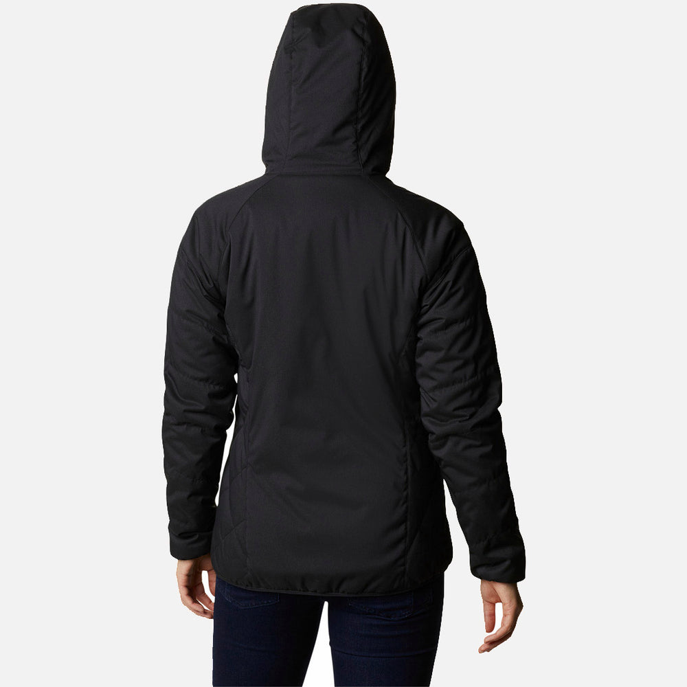 בתמונה נראה אדם לבוש במעיל "קולומביה IL Kruser Ridge II Plush Softshell" שחור ובמכנסיים כהים, כשהוא עומד עם גבו אל הרקע הלבן הפשוט.