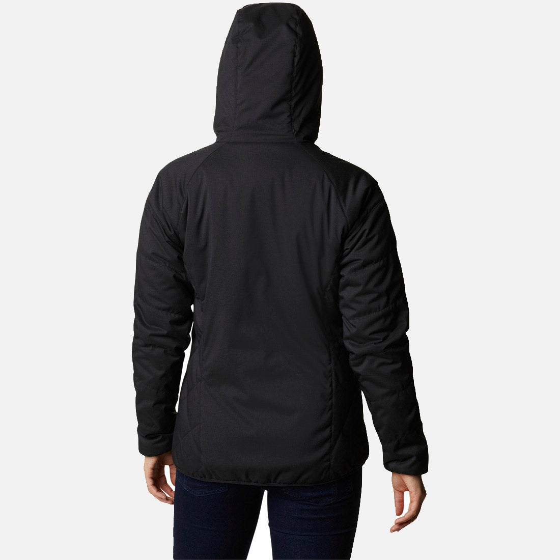 בתמונה נראה אדם לבוש במעיל "קולומביה IL Kruser Ridge II Plush Softshell" שחור ובמכנסיים כהים, כשהוא עומד עם גבו אל הרקע הלבן הפשוט.