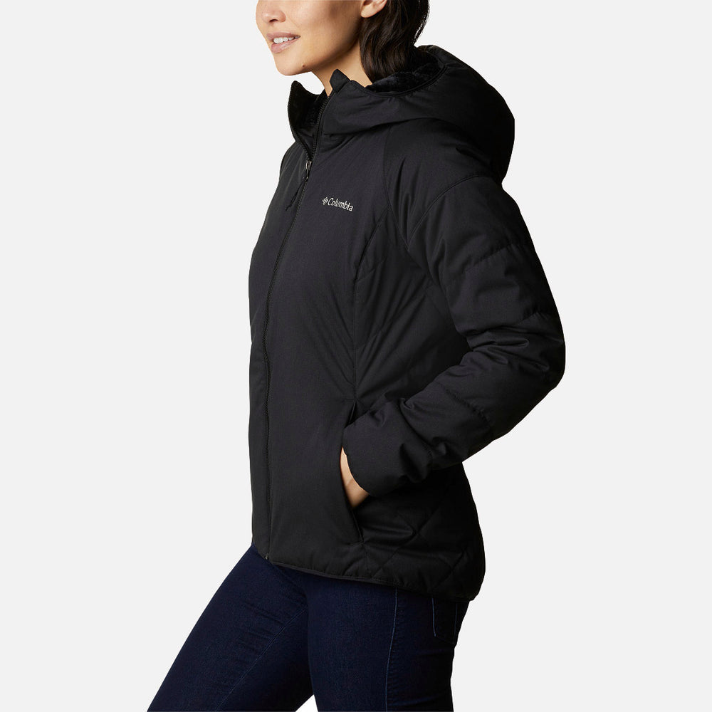 אדם מדגמן את מעיל ה-Softshell השחור מדגם Kruser Ridge II של ColumbiaIL, כשהוא עומד עם הידיים בכיסים ופונה מעט לצד, על רקע לבן אחיד.