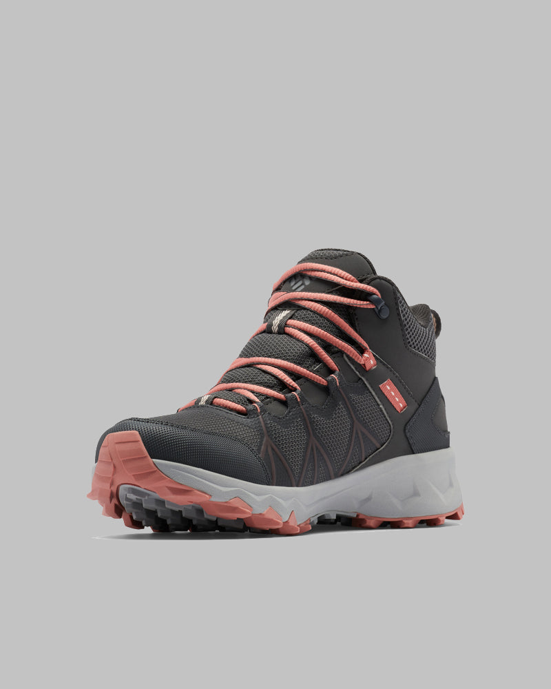 ה-Peakfreak II Mid Outdry W מבית columbiaIL הוא מגף טיולים לנשים בצבעים שחור ואפור, עם שרוכים וסוליה בגוון ורוד אלמוג, סוליה מחוספסת ותמיכה עד אמצע הקרסול, המוצג על רקע אפור אחיד.