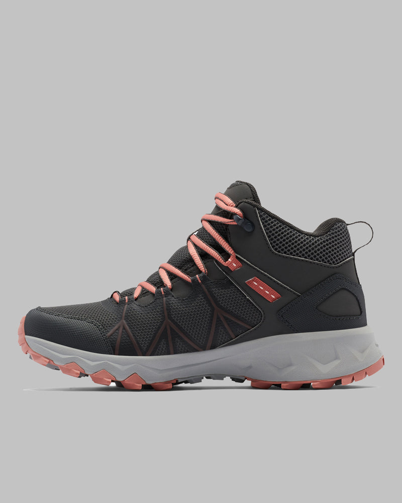 נעל הטיולים לנשים ColumbiaIL Peakfreak II Mid Outdry W בצבעים שחור ואפור, עם שרוכים ואלמנטים בצבע ורוד אלמוג, כוללת סוליה עמידה עם אחיזה טובה, המוצגת על רקע אפור אחיד.