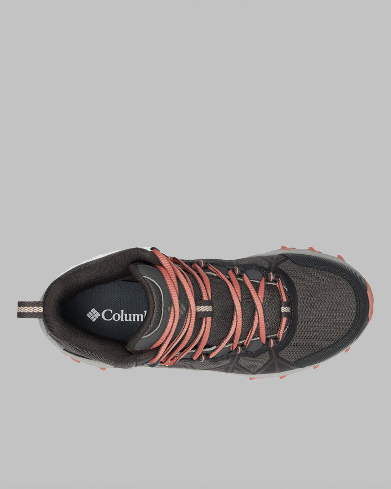מבט מלמעלה על מגפי הטיולים לנשים ColumbiaIL Peakfreak II Mid Outdry W בצבעים שחור ואפור עם שרוכים בצבע אדום-כתום, על רקע אפור בהיר אחיד.