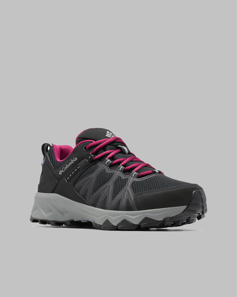 נעל הנשים Peakfreak II Outdry W של קולומביה IL, בצבעים שחור ואפור, כוללת סוליה עמידה, שרוכים ורודים ובטנה ורודה, המוצגת על רקע אפור אחיד.