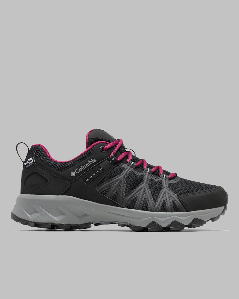 ה-ColumbiaIL Peakfreak II Outdry W היא נעל טיולים לנשים בצבעי שחור ואפור, עם שרוכים אדומים, בטנה אדומה, סוליה עמידה ולוחות רשת, המוצגת במבט צדדי על רקע אפור אחיד.