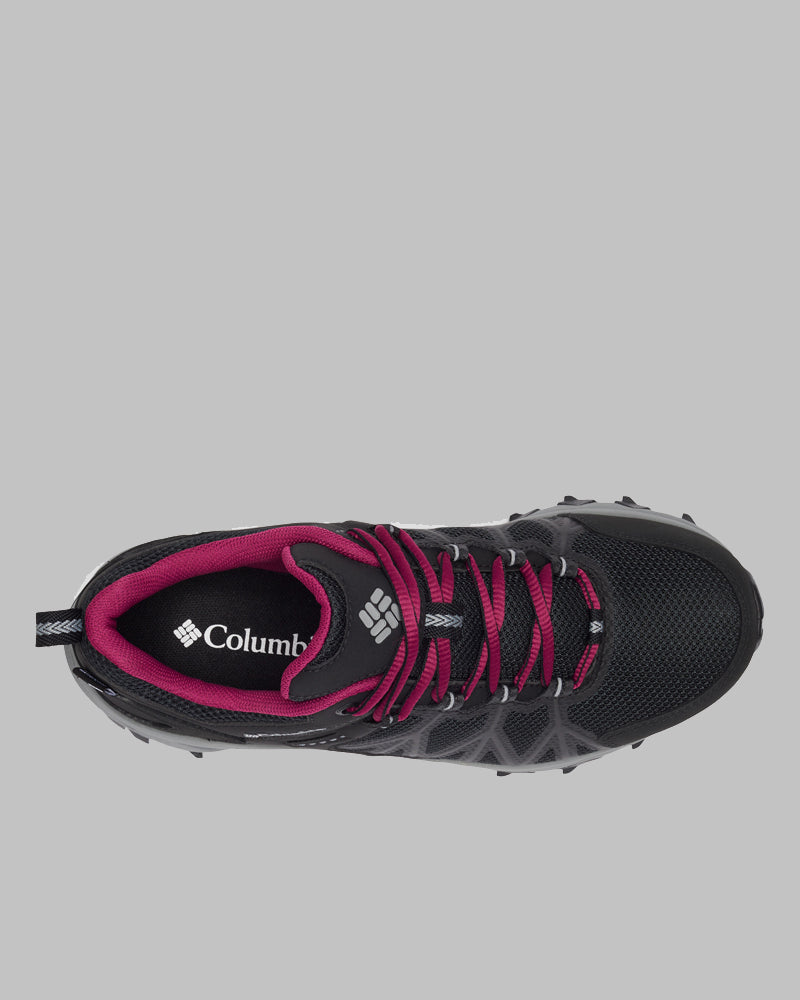 מבט מלמעלה על נעל טיולים לנשים מדגם Peakfreak II Outdry W של ColumbiaIL בצבע שחור, עם נגיעות מג'נטה ושרוכים, המוצגת על רקע אפור אחיד.