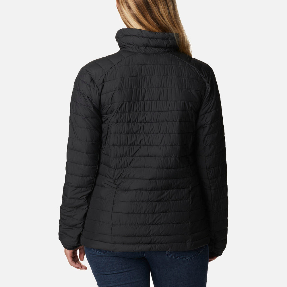 בתמונה נראית דמות מאחור, לבושה במעיל "Silver Falls F/Z" של קולומביה (columbiaIL) בצבע שחור, בעל צווארון גבוה ותפירה מרופדת אופקית, על רקע בהיר וחלק. העיצוב המרופד משתלב בקלות עם ג'ינס כחול קלאסי.