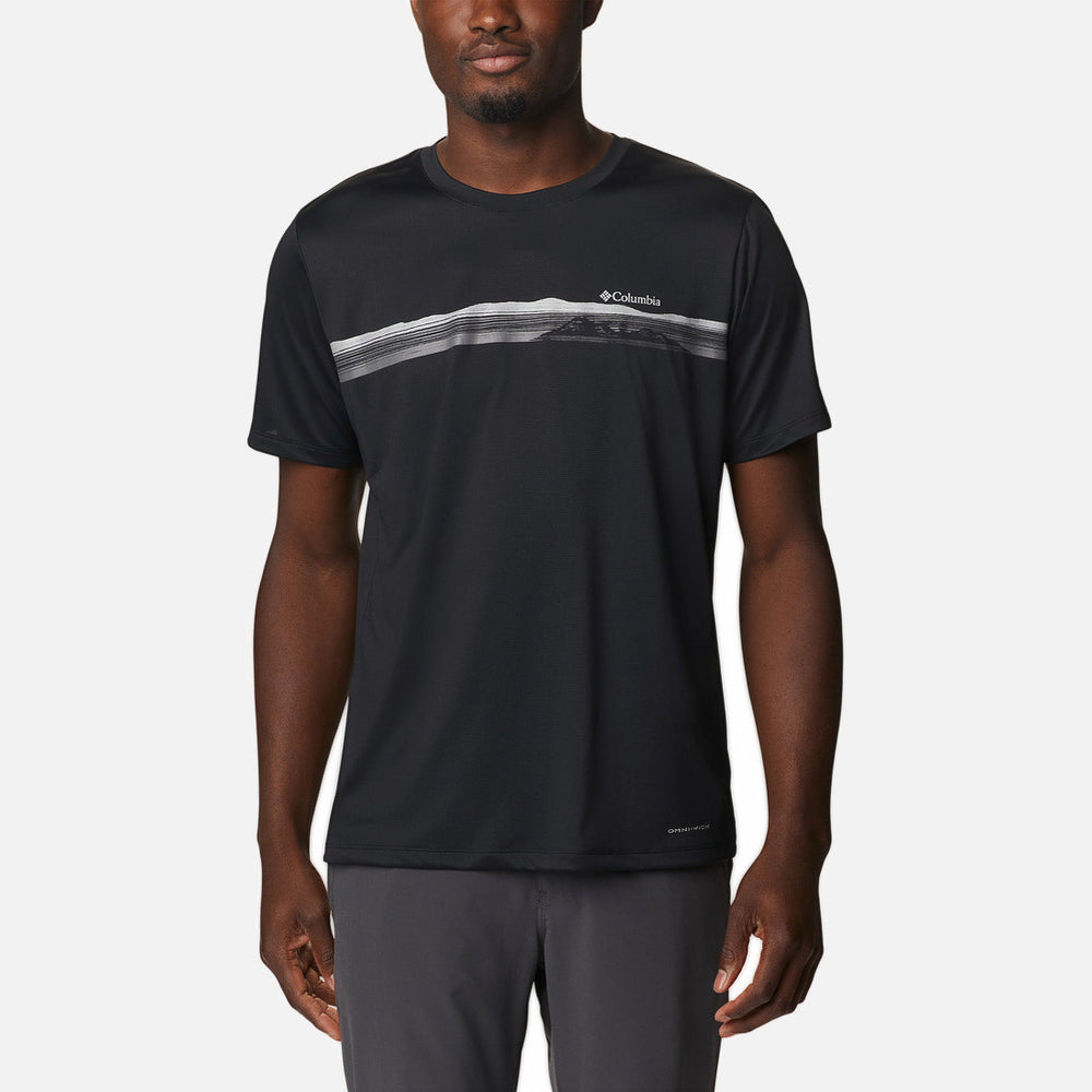 גבר לובש את חולצת ה-Hike Graphic S/S T של קולומביה, בעיצוב שחור עם שרוולים קצרים וגרפיקה של הר אפור, בגד מושלם לפעילויות בחוץ, כשהוא עומד על רקע לבן חלק.