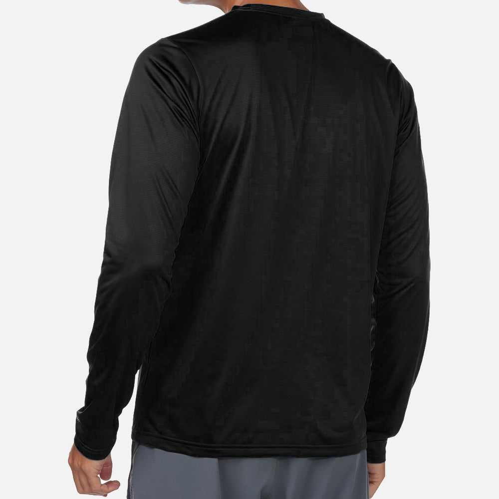 אדם לבוש בחולצת Columbia Hike L/S Crew שחורה מבית columbiaIL ובמכנסיים קצרים אפורים, מצולם מאחור על רקע בהיר אחיד, מוכן לטיול הבא שלו.
