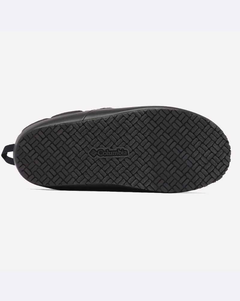 בתמונה נראית הסוליה השחורה מגומי של נעל ColumbiaIL Omni-Heat Lazy Bend Camper, הכוללת דפוס פרופיל מחוספס ומשתלב ולוגו ColumbiaIL במרכזה. הנעל מוצגת כשהסוליה פונה כלפי מעלה.