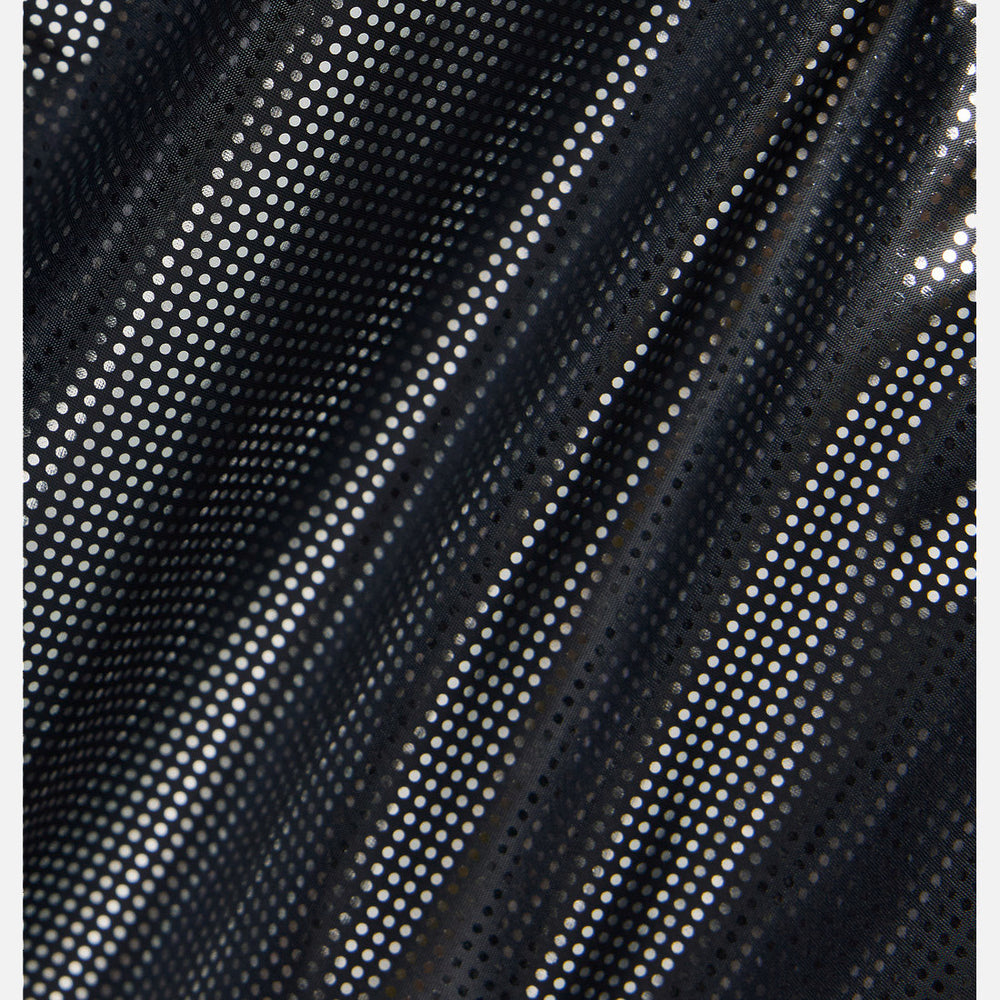 תקריב של מעיל ה-Pike Lake II Hooded מבית columbiaIL מציג בד כהה עם נקודות לבנות קטנות המסודרות בקווים אלכסוניים, היוצרים מרקם מנצנץ ומטאלי, המושלם ללבוש בחוץ.