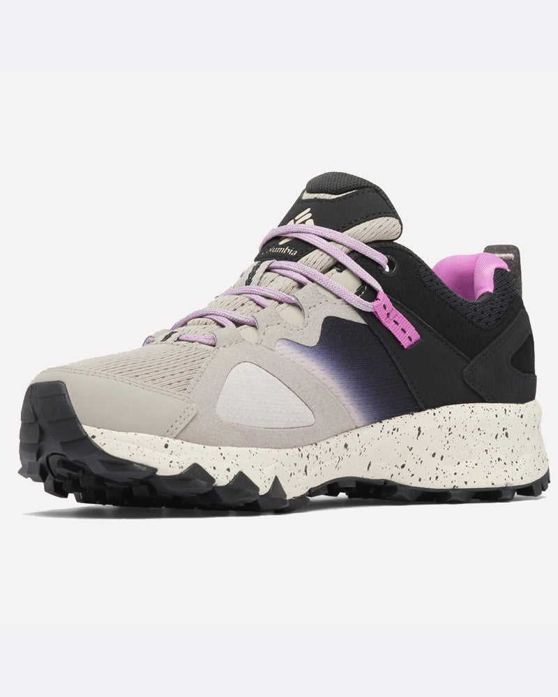ה-Peakfreak Hera Outdry של ColumbiaIL היא נעל ריצת שטח מסוגננת הכוללת את טכנולוגיית PEAKFREAK, קצה נעל בצבע בז', עקב שחור, סוליה אמצעית לבנה מנוקדת, צדדים בגוון שחור-סגול, שרוך עם נגיעות סגולות, צווארון מרופד, טכנולוגיית OUTDRY אטומה למים ואחיזה חזקה.