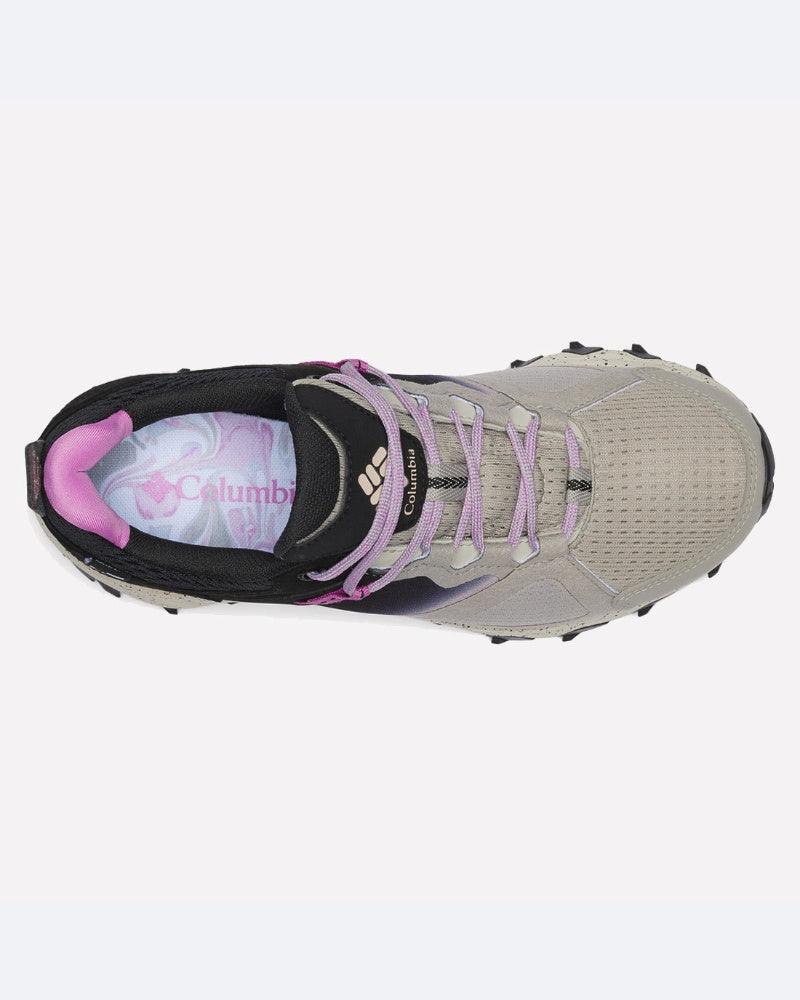 מבט מלמעלה על נעל ריצת שטח מדגם Peakfreak Hera Outdry של ColumbiaIL בצבעי אפור וסגול בהיר, הכוללת טכנולוגיית OUTDRY, שרוכים גלויים, קצוות סוליה מחורצים ורפידה מעוצבת עם לוגו ColumbiaIL.