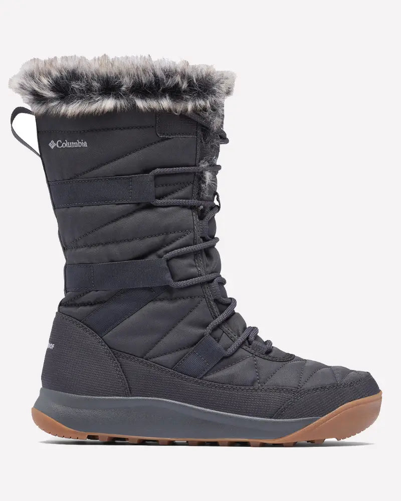 מגף חורף שחור מדגם Minx IV מבית columbiaIL כולל סוליה חומה, תפרים מרופדים, סגירת שרוכים בחזית, גימור מפרווה סינתטית בחלק העליון ולוגו Minx IV הבולט בחלק העליון.