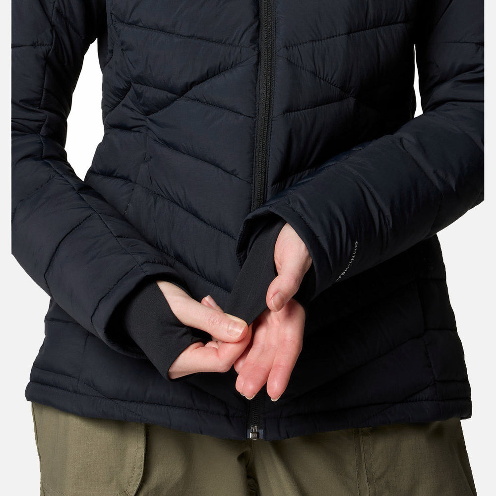 אדם הלובש סווטשירט שחור מדגם "Joy Peak II Full Zip" של המותג "ColumbiaIL" ומכנסיים בצבע ירוק זית, מסדר את שולי השרוול עם החור לאגודל בגובה המותניים, כשפניו אינן נראות.