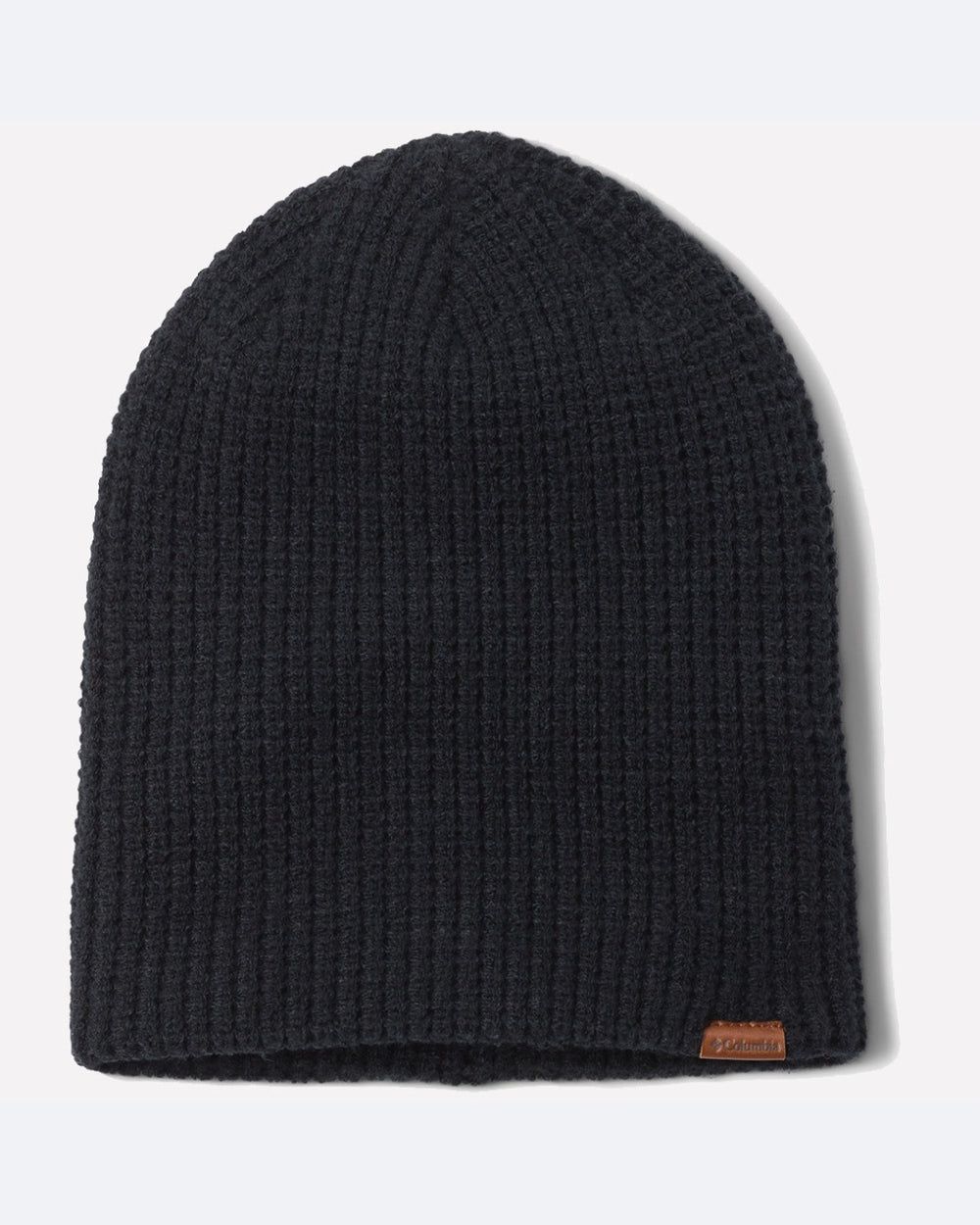 כובע ה-Landroamer Waffle Beanie מבית columbiaIL הוא כובע סרוג שחור עם פסים, המוצג בתמונה כשהוא מונח שטוח, עם תווית חומה קטנה הנושאת את לוגו המותג, המספק חום חיוני ורב-תכליתי ליום-יום.
