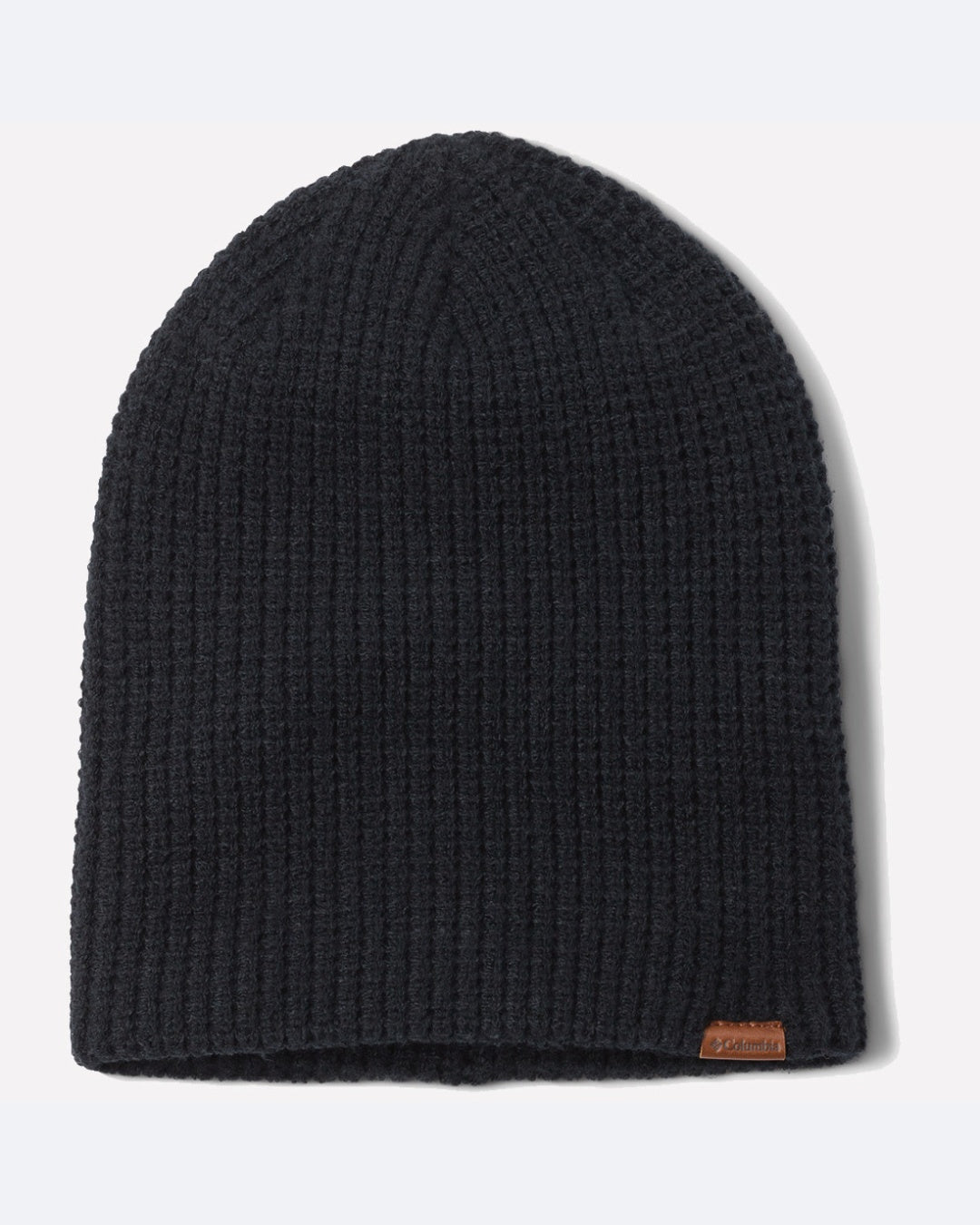 כובע ה-Landroamer Waffle Beanie מבית columbiaIL הוא כובע סרוג שחור עם פסים, המוצג בתמונה כשהוא מונח שטוח, עם תווית חומה קטנה הנושאת את לוגו המותג, המספק חום חיוני ורב-תכליתי ליום-יום.
