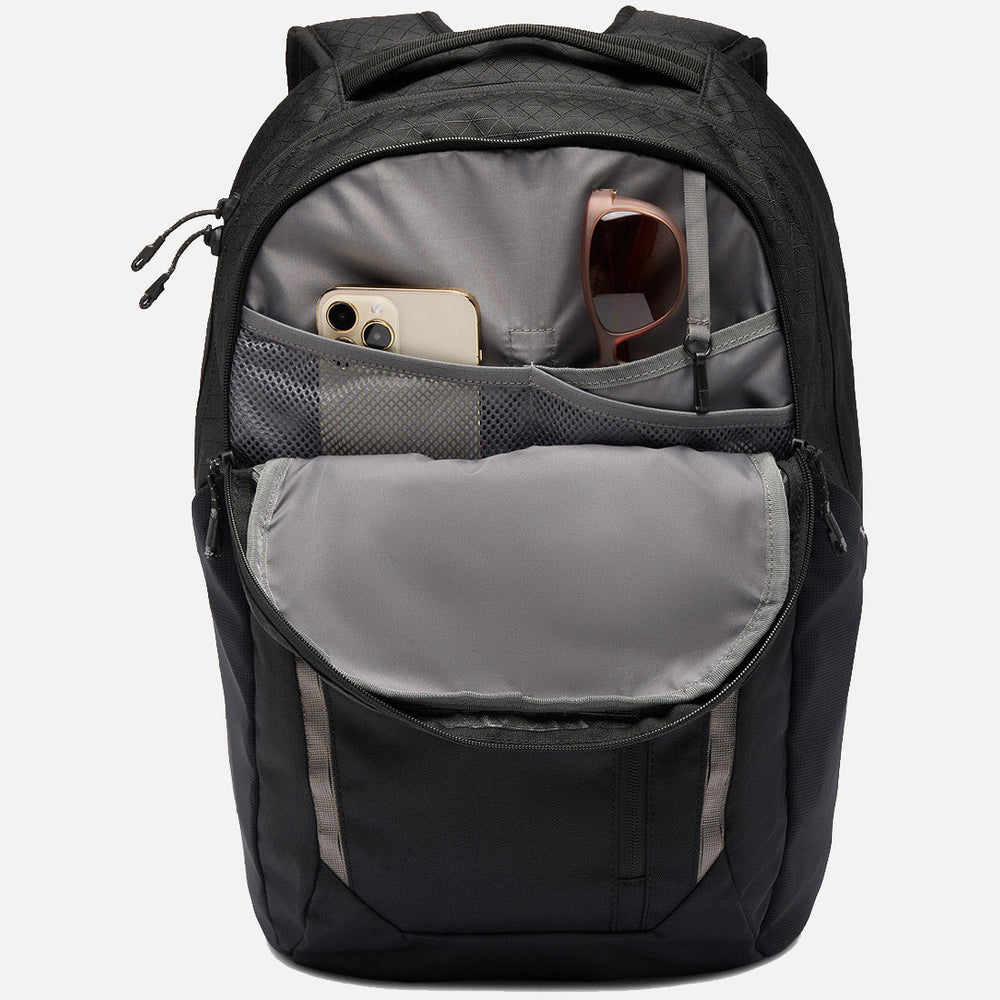 תיק גב שחור מדגם ColumbiaIL Atlas Explorer II בנפח 26 ליטר מוצג על רקע לבן, כאשר הכיס הקדמי שלו פתוח, וחושף תאים המכילים טלפון חכם, משקפי שמש ופריטים קטנים. שאר התיק נראה ריק.