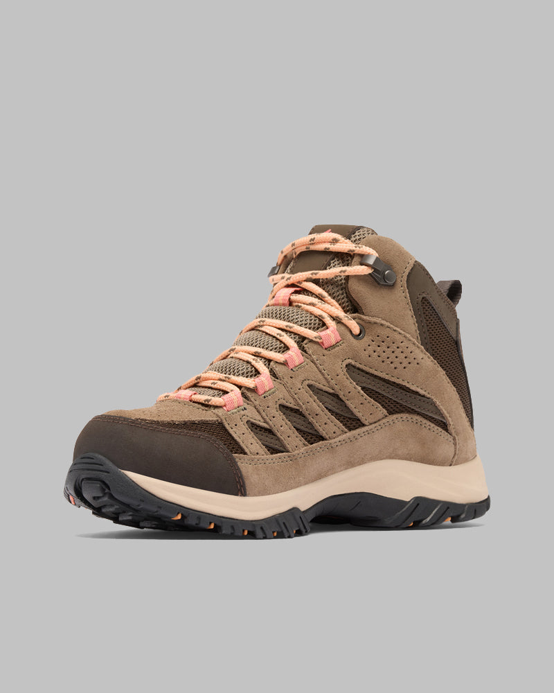 מגף טיולים לנשים מדגם "קולומביה ישראל Crestwood Mid Waterproof W" בצבע חום ובז', עם שרוכים ורודים, מוצג על רקע אפור; למגף סוליה מחוספסת, לוחות רשת מחוררים, וכן קצה קדמי ועקב מחוזקים.