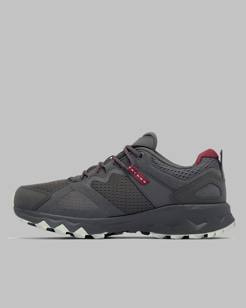 ה-Peakfreak Hera Outdry של קולומביה ישראל הוא נעל ספורט בצבע אפור כהה, בהשראת נעלי טיולים, הכוללת סוליה מחוספסת, עקב בצבע בורדו ואלמנטים בצבע השרוכים, לוחות רשת ולשונית משיכה אחורית, המוצגת על רקע אפור ניטרלי.