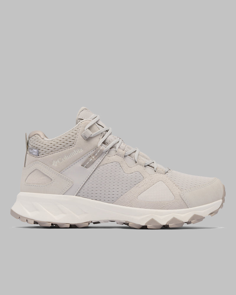 Peakfreak Hera Mid Outdry בצבע אפור בהיר מבית קולומביה ישראל, עם חלק עליון מרשת מרקמית, סוליה יציבה ואלמנטים גיאומטריים, מוצג בפרופיל על רקע אפור אחיד.