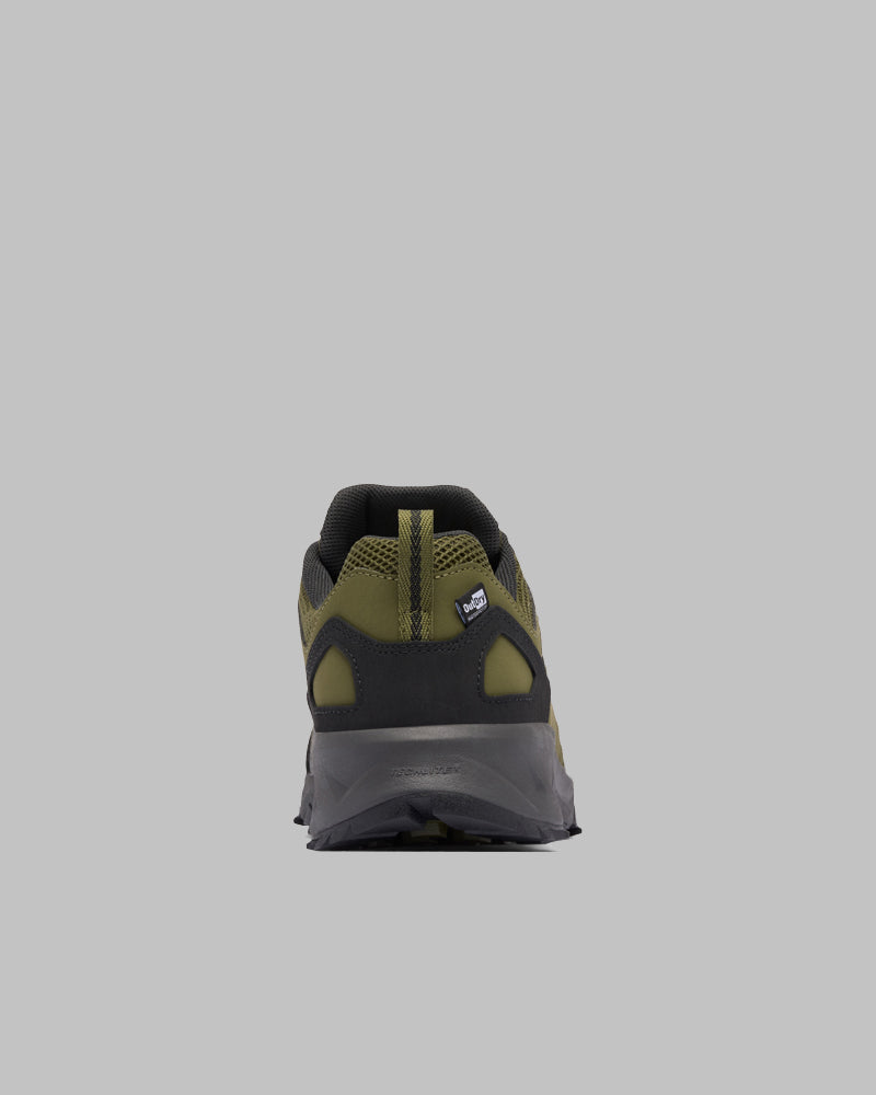 נעלי הטיולים "Peakfreak II Outdry" של קולומביהIL, בצבעי ירוק זית ושחור, המוצגות במבט מאחור עם סוליה שחורה ועמידה ואלמנטים מרשת על רקע אפור אחיד, הן הנעליים המושלמות לפעילויות בשטח לקראת ההרפתקה הבאה שלכם.