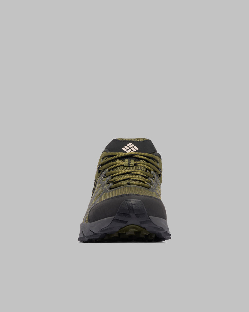 מבט מלפנים על דגם Peakfreak II Outdry מבית columbiaIL בצבעי ירוק זית ושחור עם מרקם מעוצב, סוליה שחורה ולוגו לבן על הלשון, על רקע אפור אחיד.