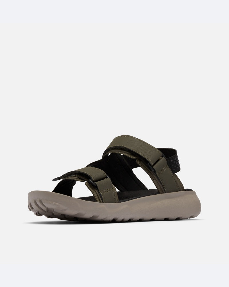 סנדלי Peakfreak Roam של קולומביה ישראל, בצבע ירוק זית עם רצועות ולקרו מתכווננות וסוליה עבה ומרקמת בצבע בז', מוצגים על רקע לבן חלק.