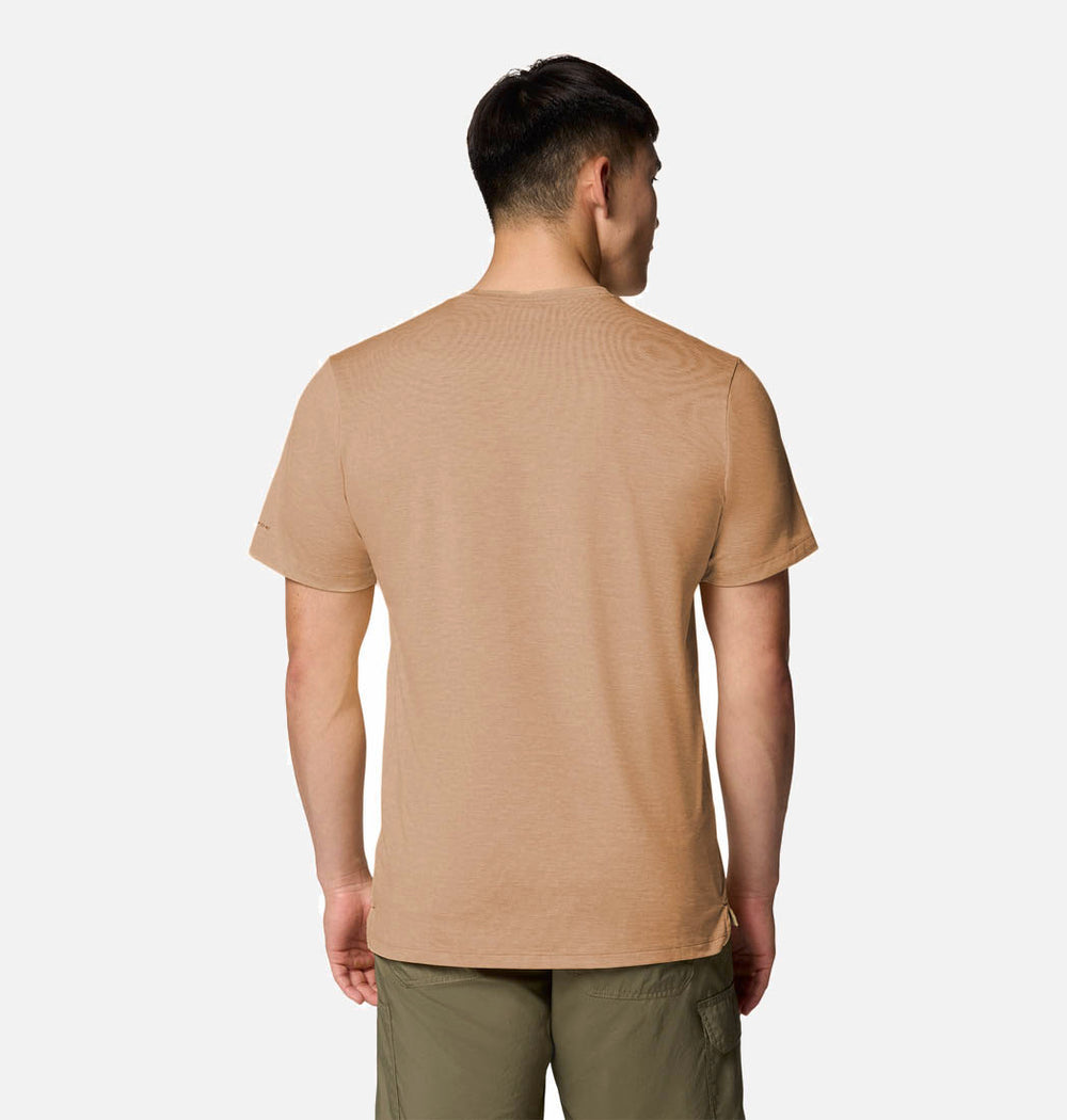 גבר עומד עם גבו למצלמה, לבוש בחולצת "ColumbiaIL Tech Trail Utility Short Sleeve Crew" בצבע חום בהיר ובמכנסיים קצרים בצבע ירוק זית, על רקע לבן חלק.