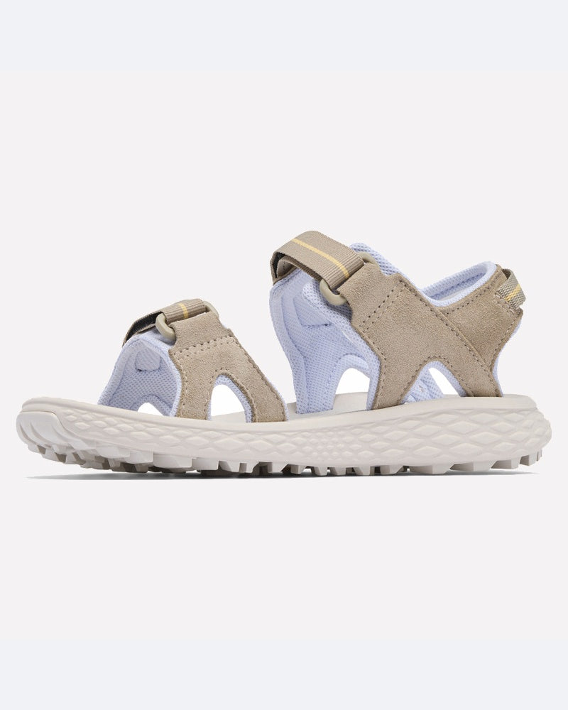 סנדלי ה-Konos Hiker עם שתי רצועות של ColumbiaIL כוללים לוחות דמויי רשת בצבעי בז' ותכלת, רצועות מתכווננות וסוליה מגומי מחוספס, המוצגים במבט צדדי על רקע לבן חלק.