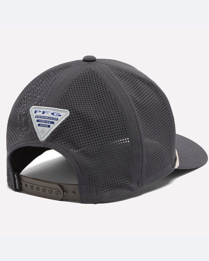כובע ה-Tidal Pursuit 3D Stretch Snap Back של ColumbiaIL בצבע אפור כהה כולל רשת נושמת, רצועת פלסטיק מתכווננת ותג PFG משולש, המעניקים לו מראה מסוגנן ונוחות.
