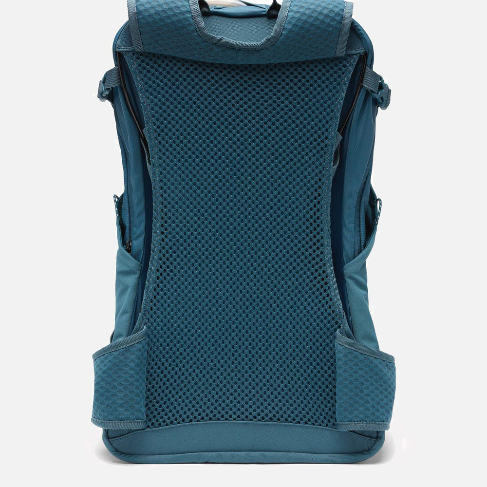 תיק הגב Blackcomb Ridge 30L מבית columbiaIL מוצג במבט מאחור, בצבע טורקיז, עם רצועות כתפיים מרופדות ומרופדות ברשת, ולוח גב מרשת מאווררת ונושמת לנוחות מרבית.