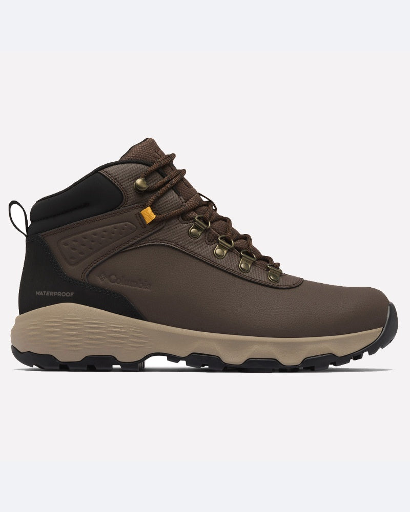 מגף הטיולים החום והעמיד למים לגברים מדגם "Newton Wander Ltr" של ColumbiaIL, מקולקציית NEWTON WANDER, כולל נגיעות שחורות, לולאות מתכת וסוליה מרקמת בצבע בז'. בתמונה, הנראית מהצד, הוא בולט על רקע לבן אחיד.