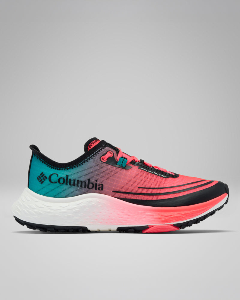 נעל הריצה "קולומביה ישראל Konos Speed Trail Atr W" מתאפיינת בגרדיאנט בצבעים מכחול-ירוק-טורקיז ועד ורוד, עם נגיעות שחורות וסוליה לבנה בעלת מרקם. הנעל מוצגת בפרופיל צדדי על רקע אפור בהיר אחיד. אידיאלית לריצת שטח.