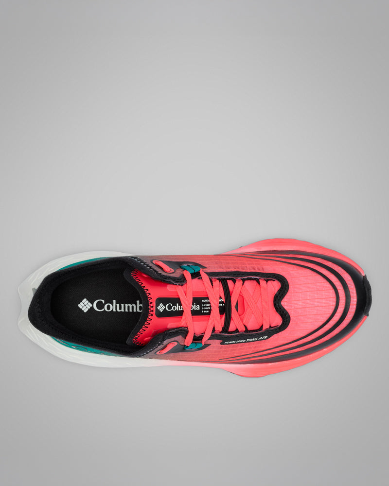 מבט מלמעלה על נעל הריצה "קולומביה ישראל Konos Speed Trail Atr W" בצבע ורוד בוהק, עם נגיעות בצבעי שחור וטורקיז, שרוכים שחורים וסוליה לבנה — אידיאלית לריצת שטח לנשים — המוצגת על רקע אפור אחיד.