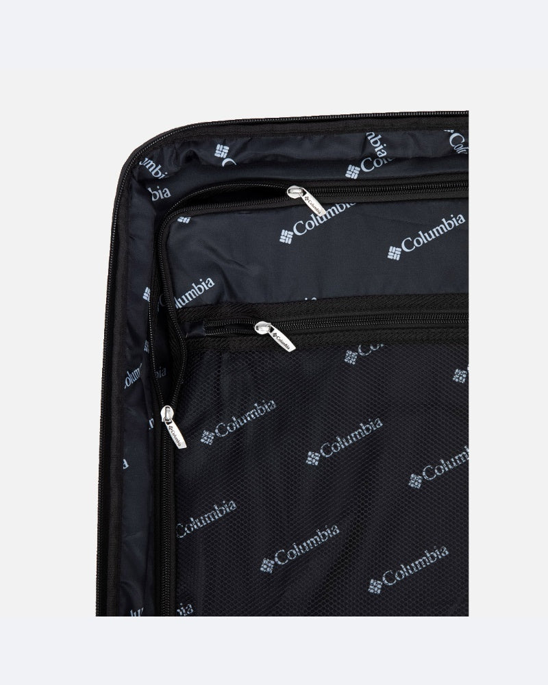 המזוודה "Oakland Black" מבית columbiaIL כוללת כיסים מרשת עם רוכסן בפנים ובטנה מבד עם הדפס של לוגו Columbia בצבע לבן.