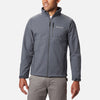 גבר לבוש במעיל רוכסן אפור מדגם Ascender Softshell של ColumbiaIL, בעל צווארון גבוה וכיסים עם רוכסן, ומכנסיים אפורים, עומד על רקע לבן חלק.