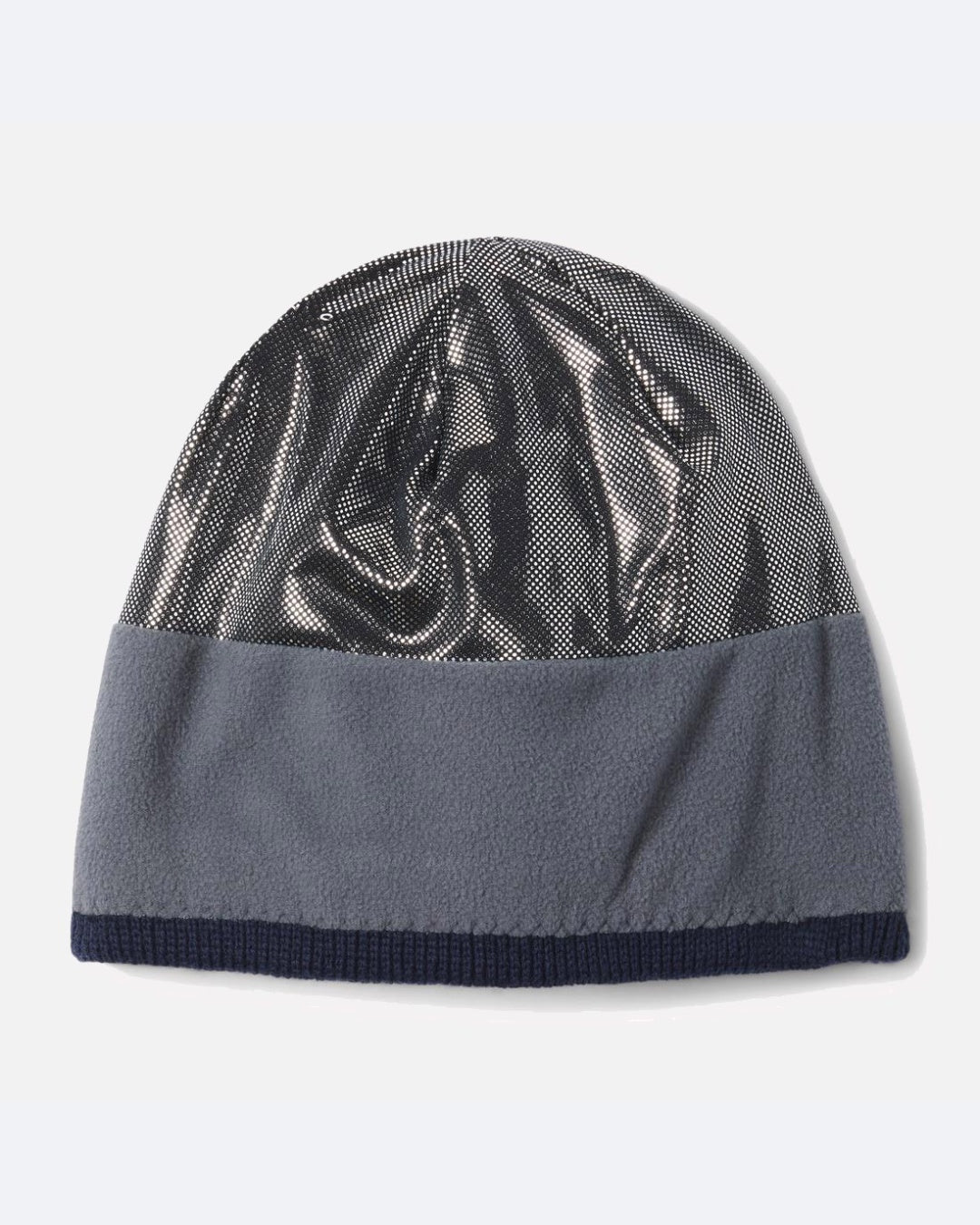 כובע ה-Bugaboo Beanie מבית קולומביה ישראל כולל חלק עליון בצבע כסף מטאלי מבריק ורצועת תחתית רכה מפליס אפור, המוצג על רקע בהיר אחיד.