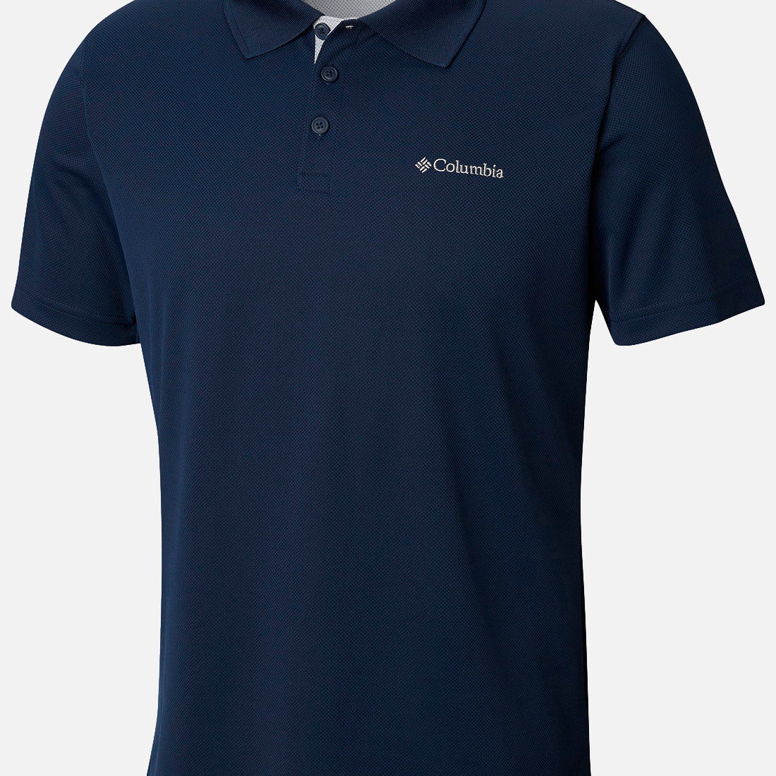 חולצת הפולו Utilizer Polo X מבית columbiaIL היא חולצת פולו לגברים בצבע כחול כהה, עם שרוולים קצרים, צווארון ושלושה כפתורים. על החזה השמאלי מוטבע לוגו קולומביה רקום בלבן, המשלב סגנון קלאסי ונוחות ספורטיבית.