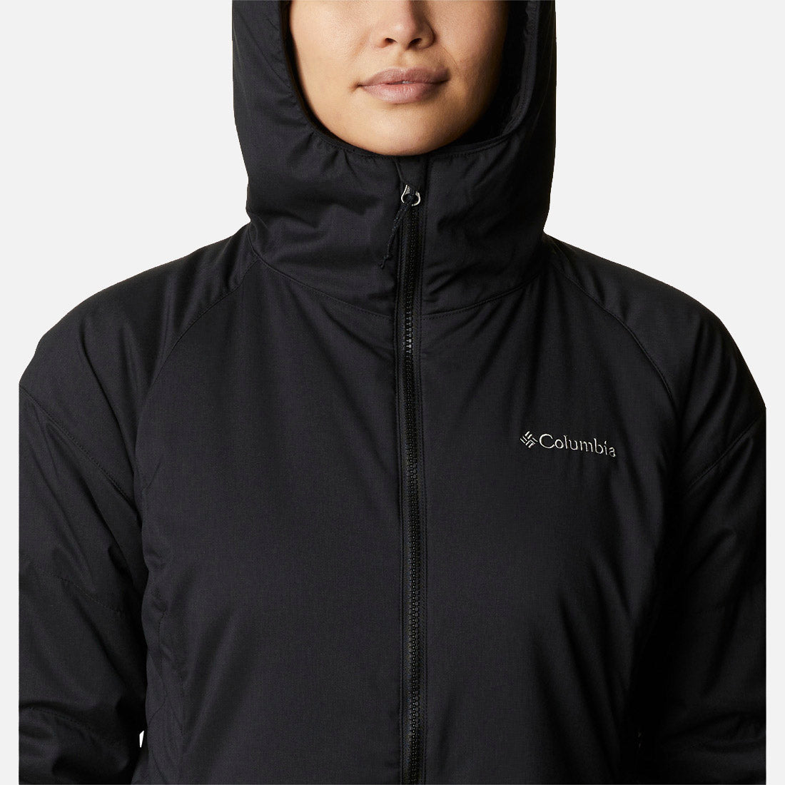 אדם לובש מעיל Softshell שחור מדגם Kruser Ridge II של המותג ColumbiaIL, כשהרוכסן סגור עד הסוף ולוגו המותג נראה על החזה; התמונה צולמה מהכתפיים ומעלה על רקע אחיד.