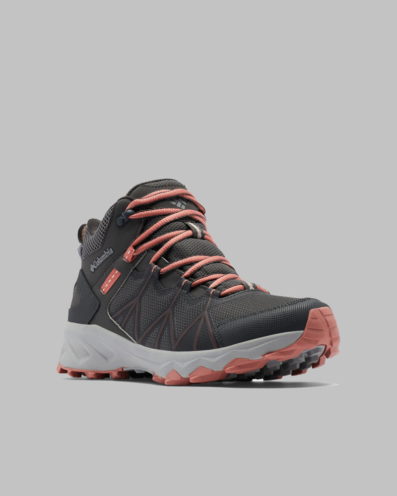 מגפי הטיולים לנשים ColumbiaIL Peakfreak II Mid Outdry W בצבע אפור כהה עם נגיעות ורודות וסוליה מחוספסת לאחיזה טובה מוצגים על רקע אפור בהיר — הנעלה אלגנטית ועמידה לפעילויות בשטח.