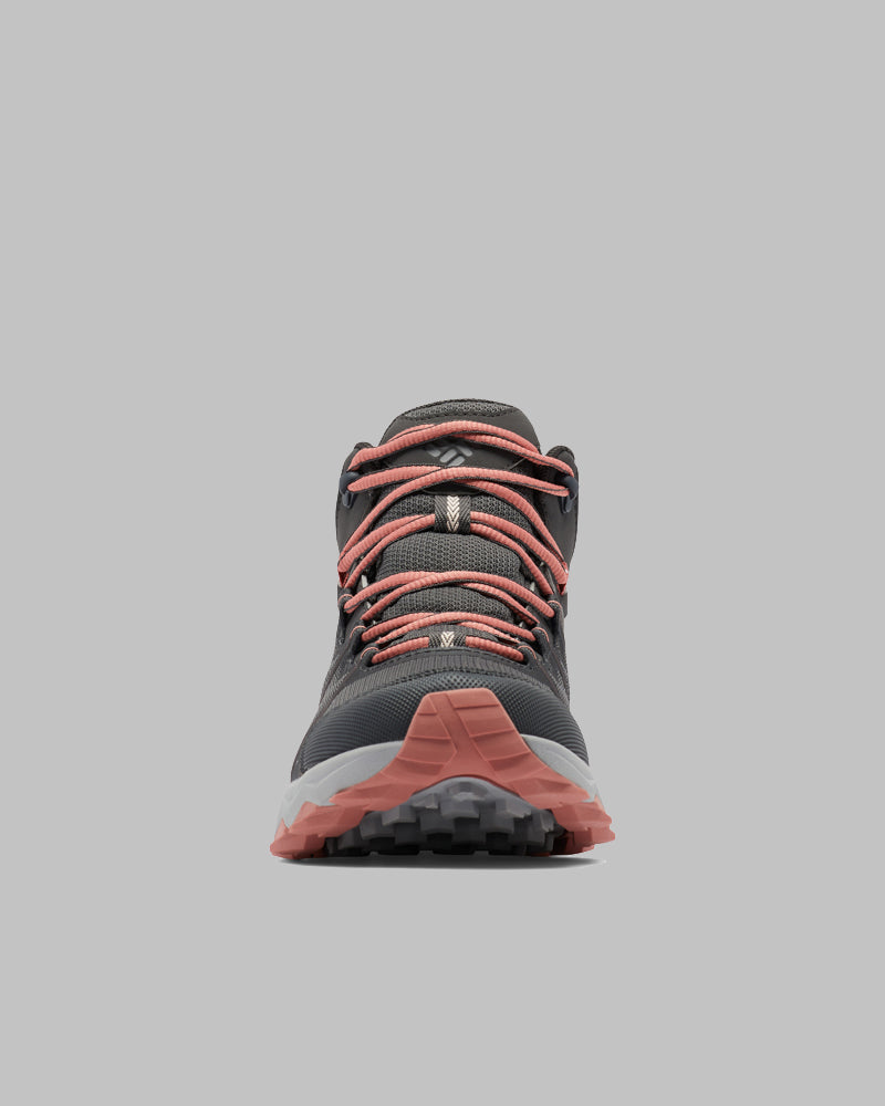 מבט מלפנים על נעל טיולים לנשים מדגם Columbia Peakfreak II Mid Outdry W בצבע אפור כהה, עם שרוכים וסוליה בצבע ורוד אלמוג, על רקע אפור אחיד.