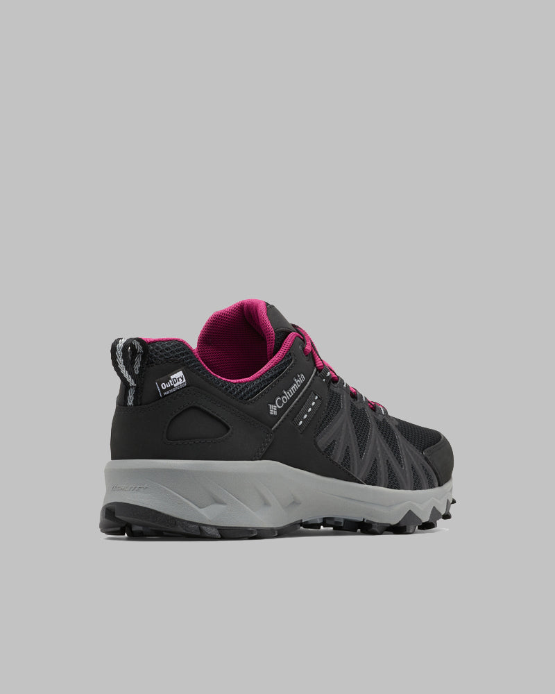 נעל הנשים ColumbiaIL Peakfreak II Outdry W בצבעים שחור ואפור, עם בטנה ושרוכים בצבע מג'נטה, מוצגת במבט מאחור ומצד על רקע אפור אחיד.