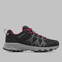 ה-ColumbiaIL Peakfreak II Outdry W היא נעל טיולים לנשים בצבעי שחור ואפור, עם שרוכים אדומים, בטנה אדומה, סוליה עמידה ולוחות רשת, המוצגת במבט צדדי על רקע אפור אחיד.