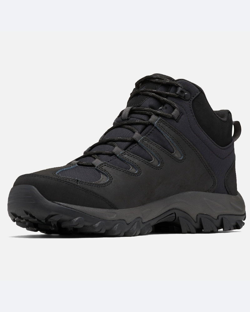 מגף טיולים שחור מדגם Buxton Peak Mid II של ColumbiaIL, בעל סוליות מחוספסות ושרוכים עבים, מצולם מזווית נמוכה מלפנים על רקע בהיר וחלק — מעוצב לעמידות ולביצועים אטומים למים.