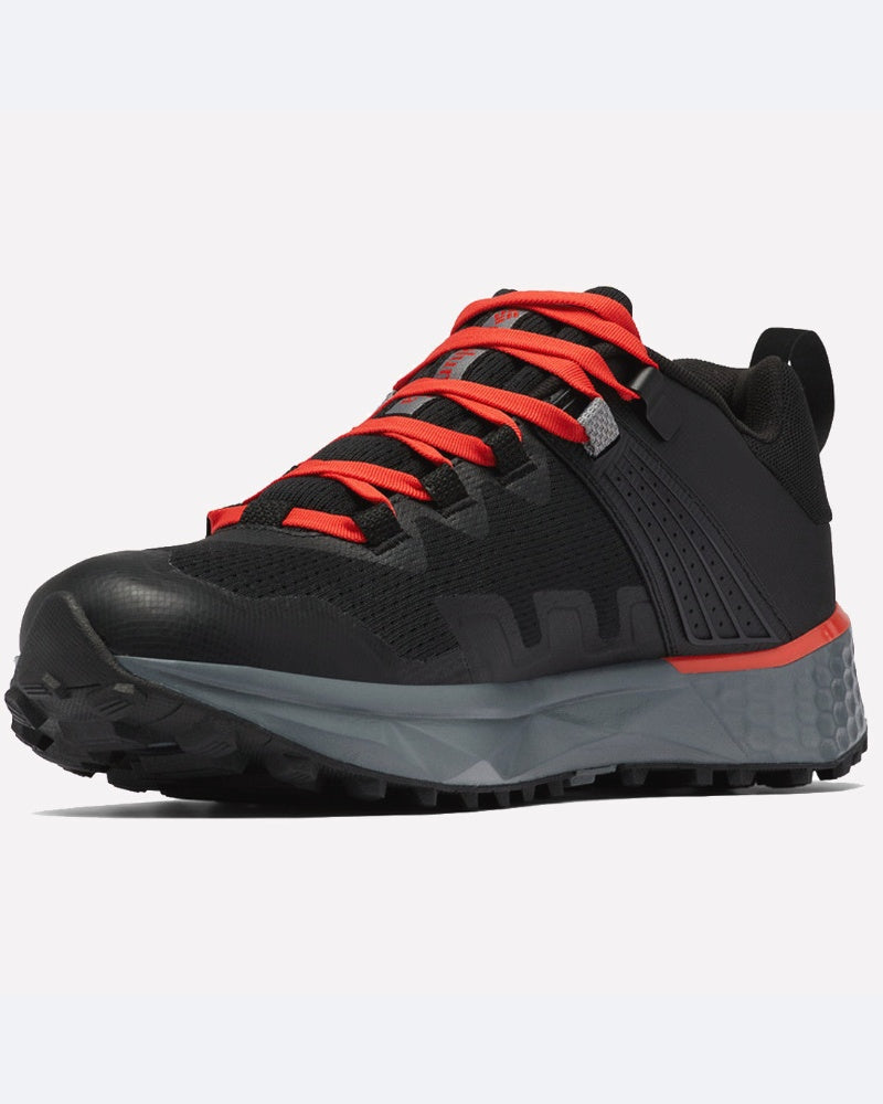 נעל ריצת שטח מסוג Columbia IL Facet 75 Outdry בצבע שחור, עם סוליה מחוספסת, סוליה אמצעית אפורה ושרוכים בצבע אדום בוהק, המוצגת מזווית צד קדמית על רקע בהיר אחיד.